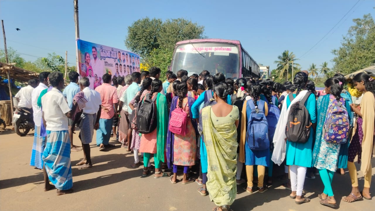 திருவோணம் அருகே வெட்டிக்காட்டில் இன்று காலை கல்லூரி மாணவிகள் கூடுதலாக பேருந்து இயக்கப்பட வேண்டும் என சாலை மறியல் ஈடுபட்டனர்