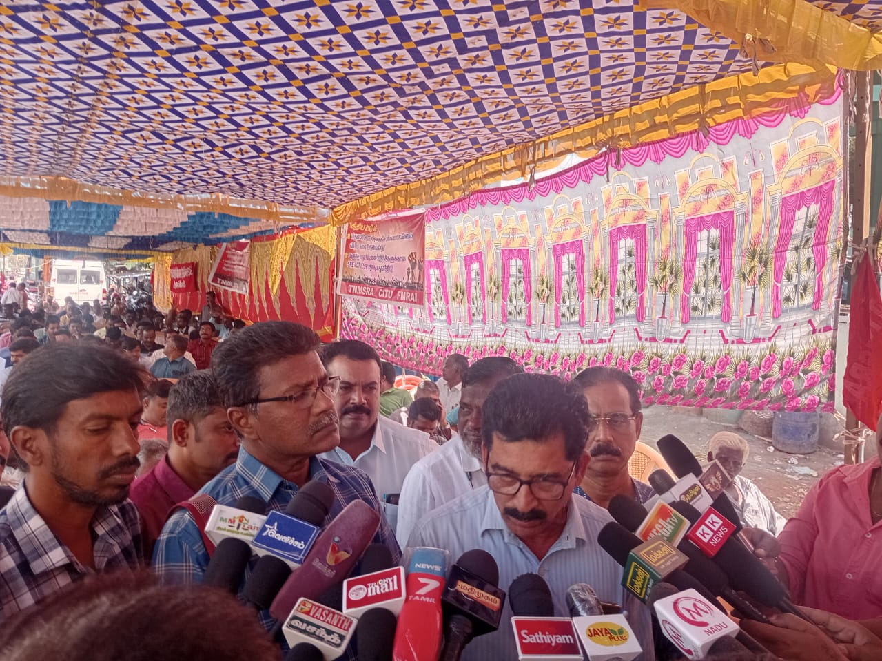 மருந்துக்களுக்கும் , மருத்துவ உபகரணங்களுக்கும் ஜி.எஸ்.டி வரிவிதிப்பை எதிர்த்தும், ஒன்றிய தொழிலாளர் நலச் சட்டங்களை திரும்ப பெற கோரி திருச்சியில் ஆர்ப்பாட்டம் நடந்தது…